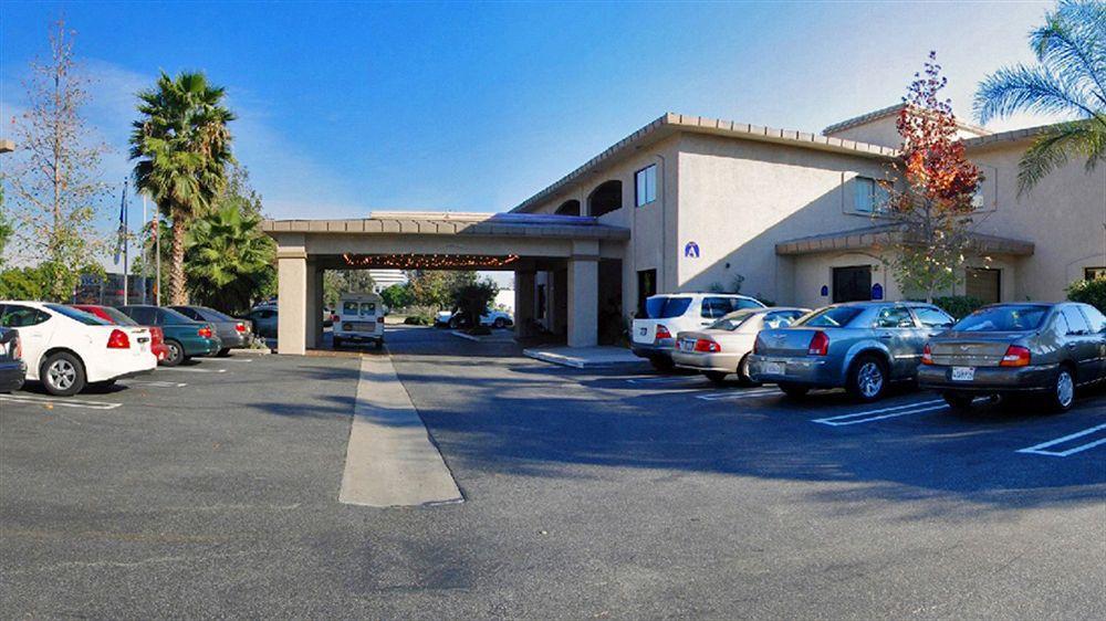 Hotel D'Lins Ontario Airport Eksteriør bilde